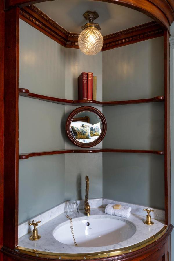 Hotel Batty Langley'S London Exterior foto A convex mirror