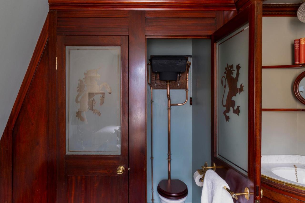 Hotel Batty Langley'S London Exterior foto A toilet in the bathroom of the 1907 house